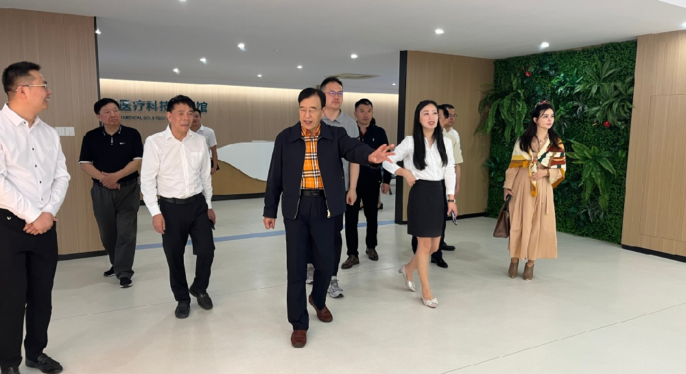 为创新赋能 |上海交大健康传播发展尊龙凯时（Z6）中国科技有限公司-官方网站鲍勇教授一行深入我司参观指导