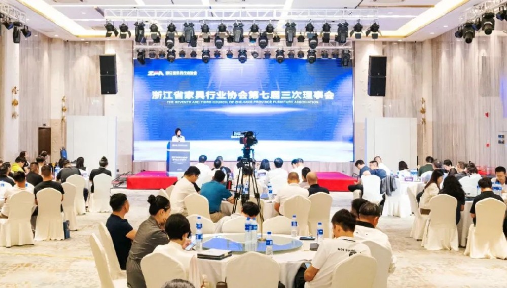 笃行致远|尊龙凯时（Z6）中国科技有限公司-官方网站
家具荣获浙江省家具行业协会“先进会员企业”称号